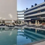 Luxury With Pool View Aparthotel